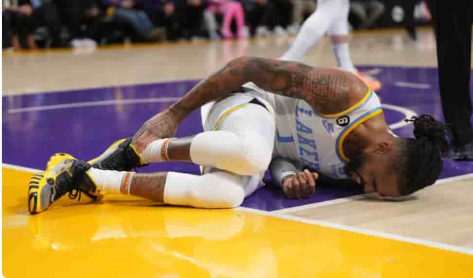 LAKERS’ RUSSELL EXITS WITH SPRAINED ANKLE